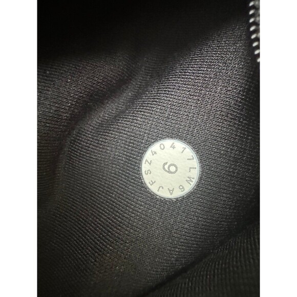 Lululemon On Your Mark 23” crop leggings size 6 - Picture 9 of 9